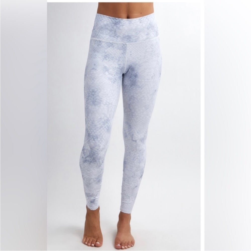 SAVVI FIT Opal leggings in white snake. Size S
